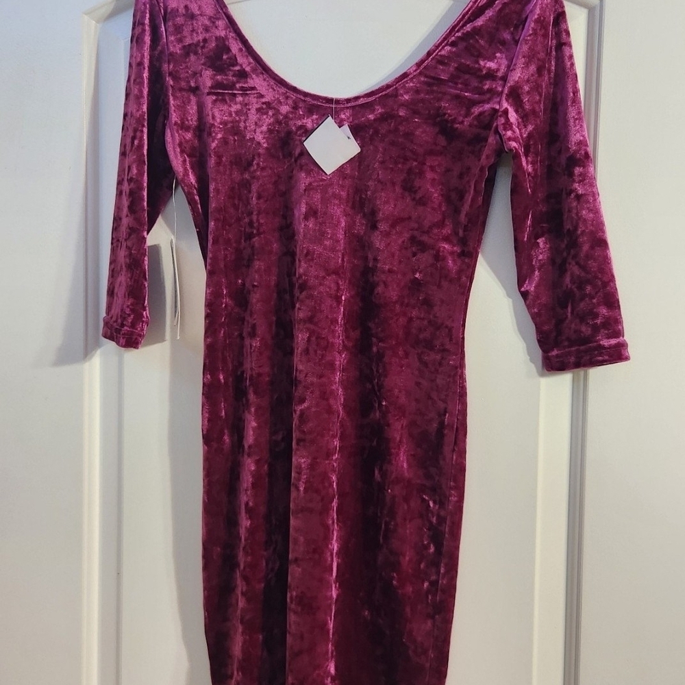 Women's Rasberry 3/4 Sleeved Holiday Party Velvet Mini Dress Small NWT - Picture 2 of 3